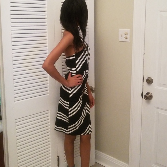 Strapless dress with deep v, boned necklinedress - Picture 5 of 6